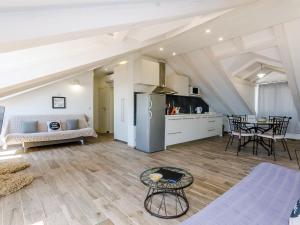 Apartments Life - Two Bedroom Apartment with Balcony and Sea View