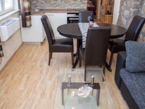 Apartment Any - One Bedroom Apartment with Terrace and Sea View - 3hvězdičkové hotely ve městě Mokošica