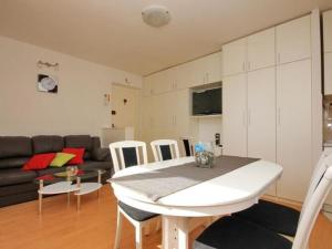 Apartment Charming Arena - One Bedroom Apartment with Terrace and Sea View 