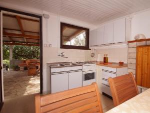 Vacation House Planika - Two Bedroom Holiday Home with Terrace and Sea View