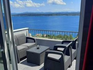 Apartments Dobrila - One Bedroom Apartment with Terrace and sea view - B1