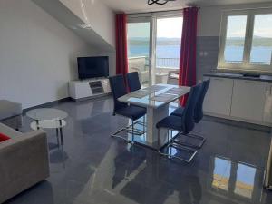Apartments Dobrila - One Bedroom Apartment with Terrace and sea view - B1