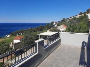 Apartments Dobrila - One Bedroom Apartment with Terrace and sea view - B1