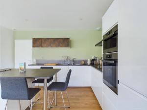 Maisons de vacances Maison pour 6 adultes avec piscine : photos des chambres
