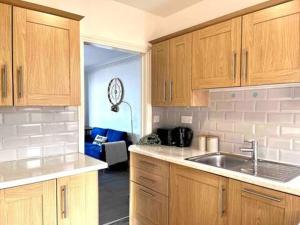 Bright house close to Quayside- free parking
