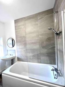 Bright house close to Quayside- free parking