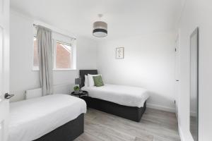 Amazing 3Bed 2Bath House with Garden, Parking, WiFi Near Stevenage Train Station