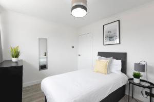 Amazing 3Bed 2Bath House with Garden, Parking, WiFi Near Stevenage Train Station