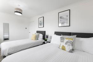 Amazing 3Bed 2Bath House with Garden, Parking, WiFi Near Stevenage Train Station