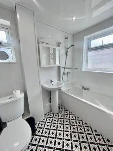 4 Bdrm 10 min walk to hospital