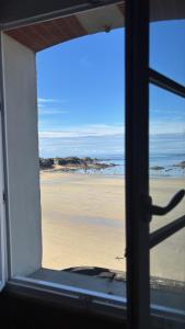 Appartements Grand Hotel vue plage les pieds dans l-eau : photos des chambres