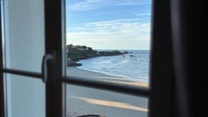 Appartements Grand Hotel vue plage les pieds dans l-eau : photos des chambres