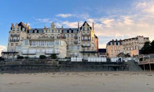 Appartements Grand Hotel vue plage les pieds dans l-eau : photos des chambres