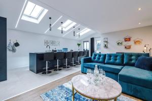 Incredible Home With Games Room, Sleeps 8, Parking Included, Perfect For Groups, Families, Contractors, Professionals