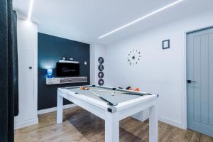 Incredible Home With Games Room, Sleeps 8, Parking Included, Perfect For Groups, Families, Contractors, Professionals