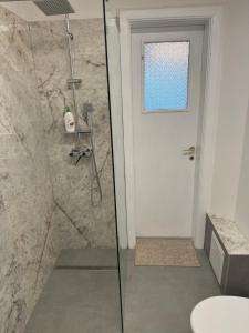 Airy & Beautiful Downtown Apartment