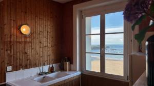 Appartements Grand Hotel vue plage les pieds dans l-eau : photos des chambres