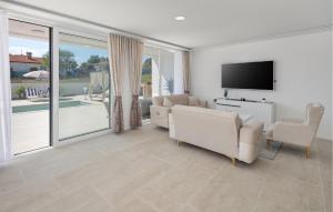 Lovely Home In Vrvari With Sauna 