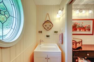 Home with Fire Pit Less Than 1 Mi to Willis Wharf Boat Ramp!