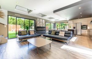 Maisons de vacances Modern Villa With Private Pool : photos des chambres