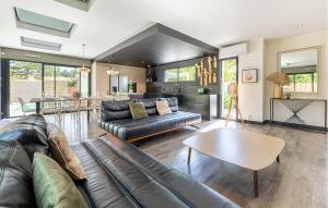 Maisons de vacances Modern Villa With Private Pool : photos des chambres