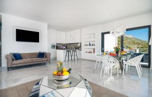 3 Bedroom Lovely Home In Dugi Rat 