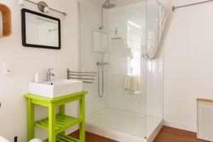 Maisons de vacances Gite Chez Grigri pour max 11 pers avec piscine chauffee et jardin : photos des chambres