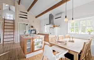 2 Bedroom Awesome Home In Hovborg