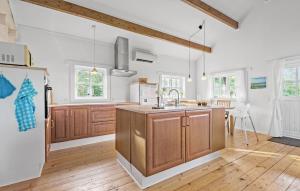 2 Bedroom Awesome Home In Hovborg