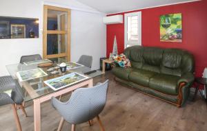 Campings Stunning Stacaravan In Beauchastel : photos des chambres