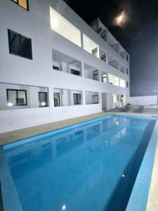 Skyview Apartment- Poolside Stay Near the Beach