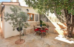 Maisons de vacances Nice Home In Monteux With Wifi : photos des chambres