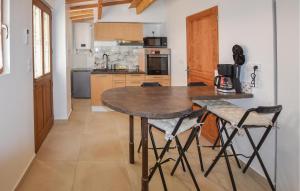 Maisons de vacances Nice Home In Monteux With Wifi : photos des chambres