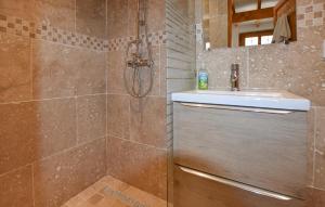 Maisons de vacances Nice Home In Monteux With Wifi : photos des chambres