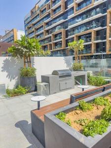 Chic 2BR with Partial Burj Khalifa View