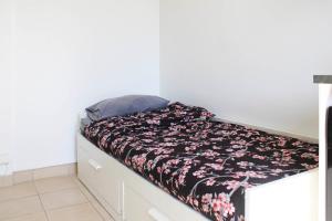 Bright & Equipped Studio at the Gate to Paris