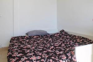 Bright & Equipped Studio at the Gate to Paris