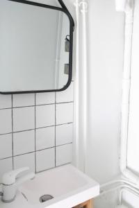 Bright & Equipped Studio at the Gate to Paris