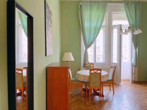 5 Downtown vintage apartment with balcony