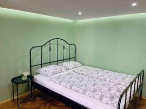 5 Downtown vintage apartment with balcony