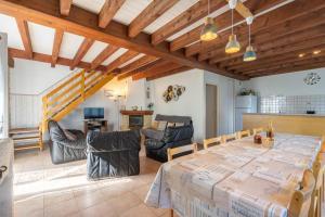 Maisons de vacances Gite Aix Piscine interieure : photos des chambres