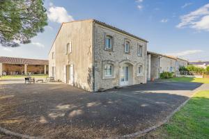 Maisons de vacances Gite Aix Piscine interieure : photos des chambres