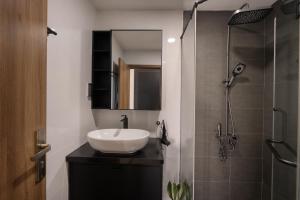 CENTANA Thu Thiem - Serviced Apartment - Saigon - District 2 - Q2 - Ho Chi Minh City - Netflix, FPT TV, Youtube Premium, Playstation 5, Workstation - Super WiFi