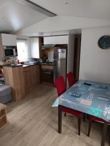 Maisons de vacances Bungalow chaleureux a Saint-Brevin-les-Pins 40 m² piscine partagee : photos des chambres