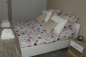 Bienvenue dans notre gîte "Le Chti Père" pouvant accueillir 6 personnes à Artonne, dans les Combrailles Puy de Dôme, 63