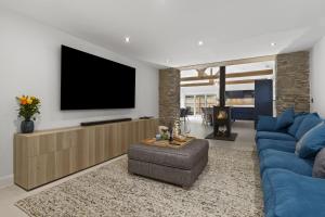 The Old School House - A Superb Newly Converted Barn with Hot Tub Sleeping 8 guests