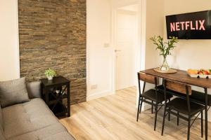 Cosy 2 Bedroom Apartment - Free Parking, Fast WiFi and Smart TV by Tejza Property