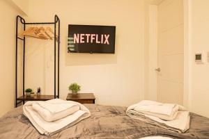 Cosy 2 Bedroom Apartment - Free Parking, Fast WiFi and Smart TV by Tejza Property