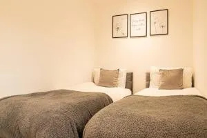 Cosy Bedroom Apartment - Perfect for Contractors - Free Parking, Fast WiFi and Smart TV by Yoko Property - Boddicott