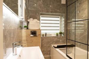 Cosy 2 Bedroom Apartment - Free Parking, Fast WiFi and Smart TV by Tejza Property